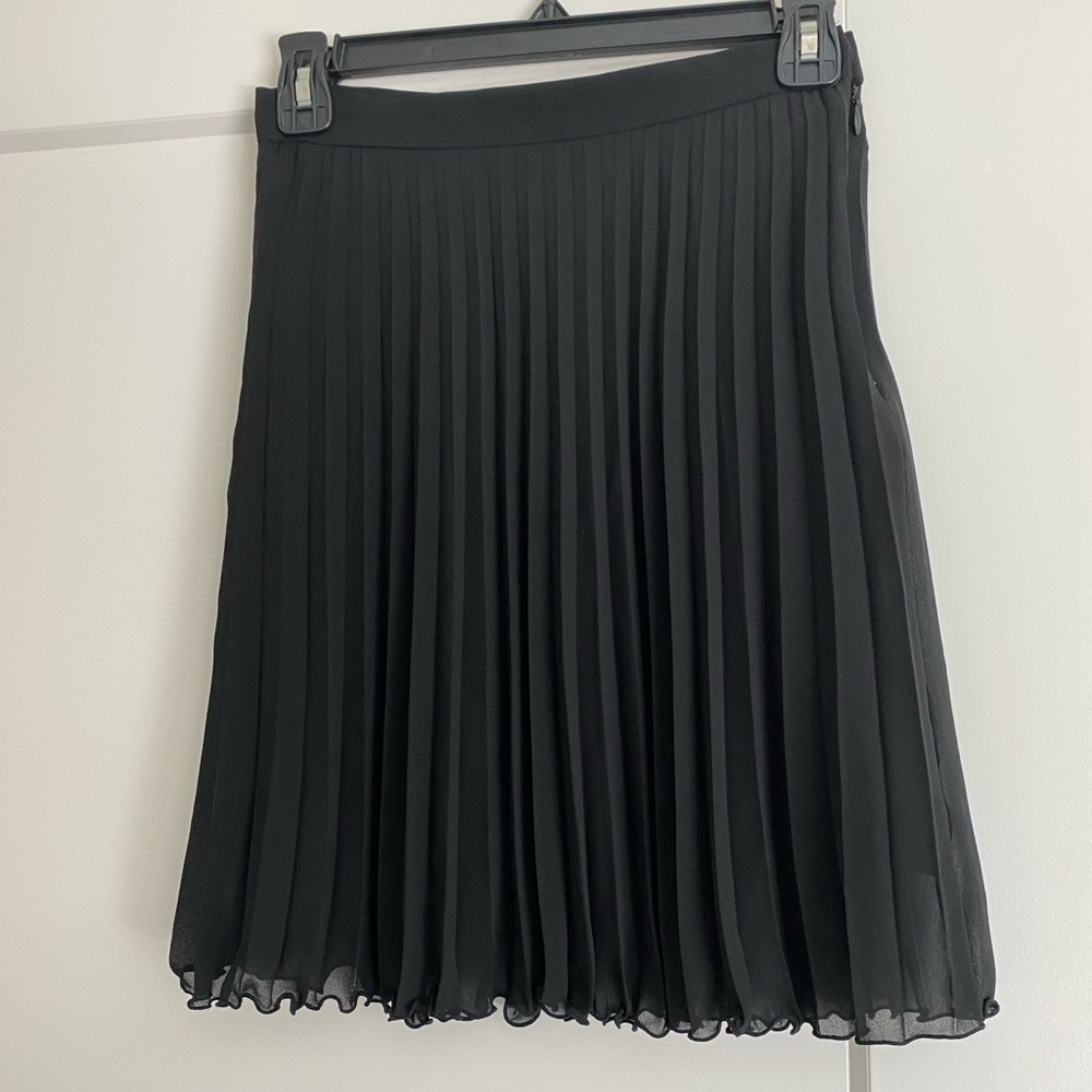 BLACK FLOWY SKIRT